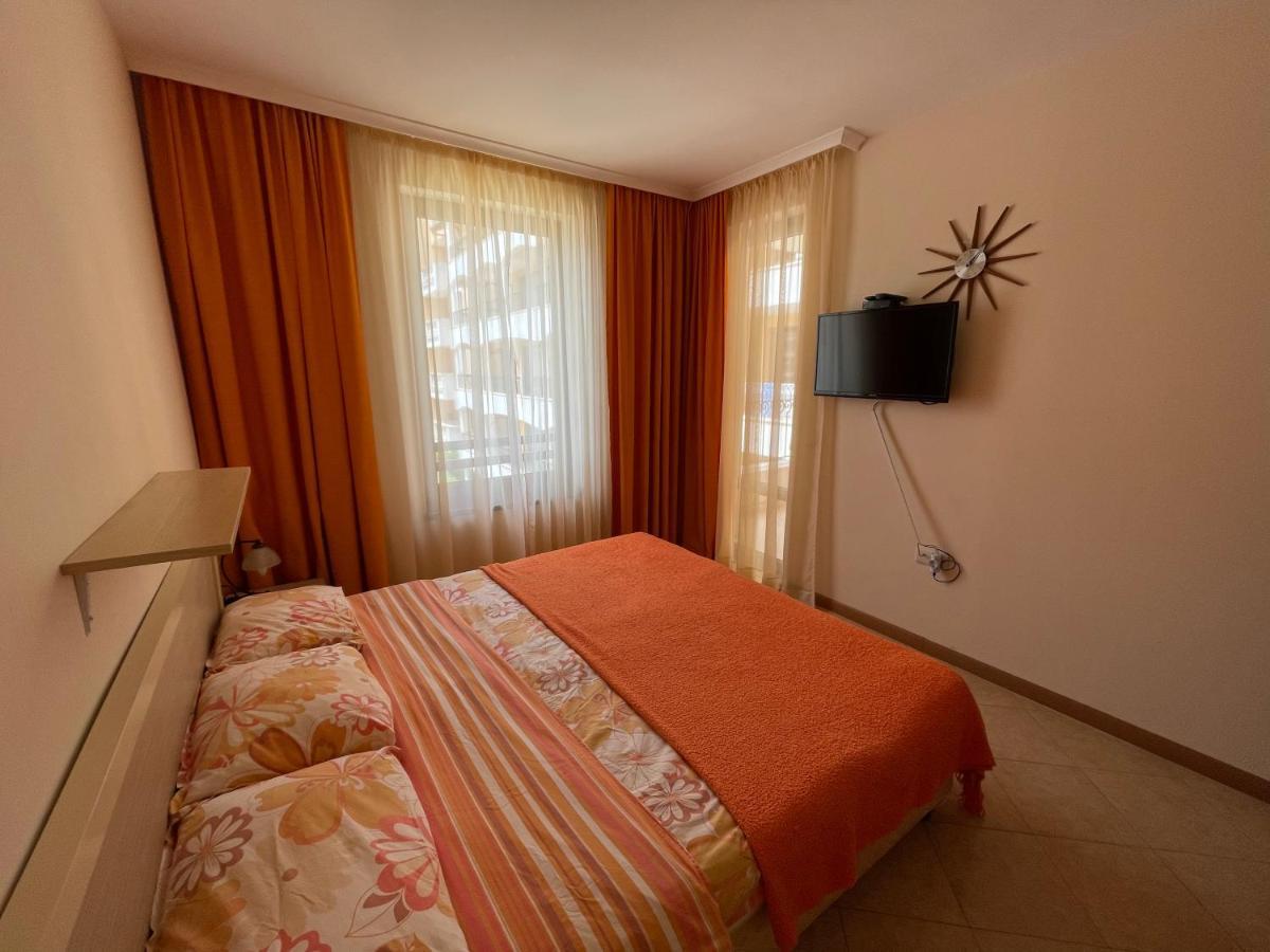 Royal Sun Aparthotel Pantai Sunny Bagian luar foto
