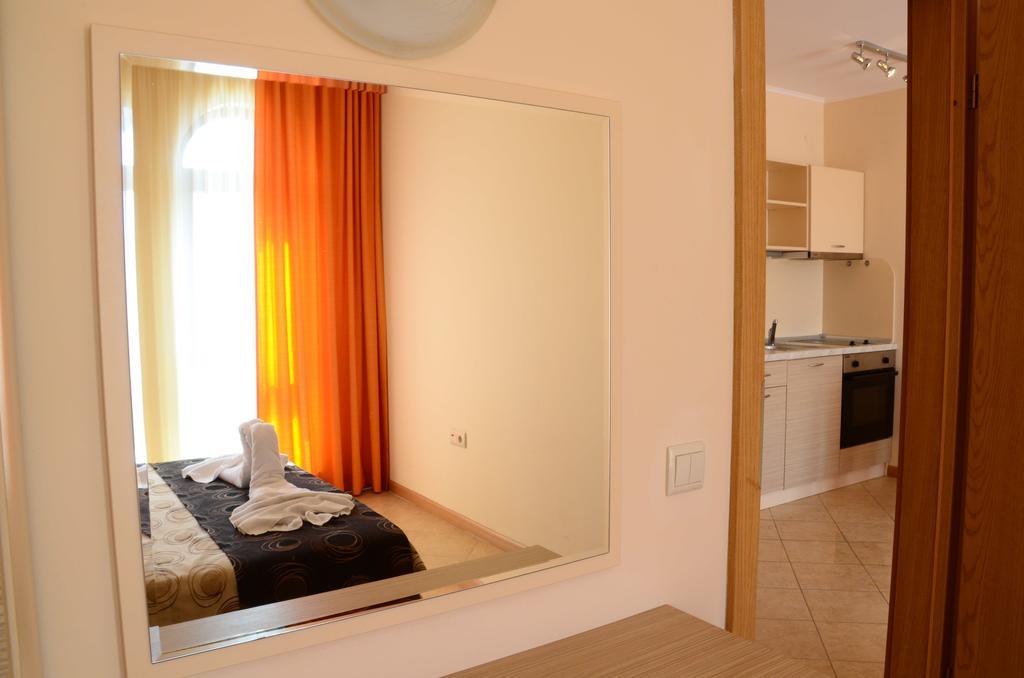 Royal Sun Aparthotel Pantai Sunny Bagian luar foto