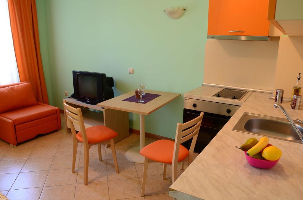 Royal Sun Aparthotel Pantai Sunny Bagian luar foto