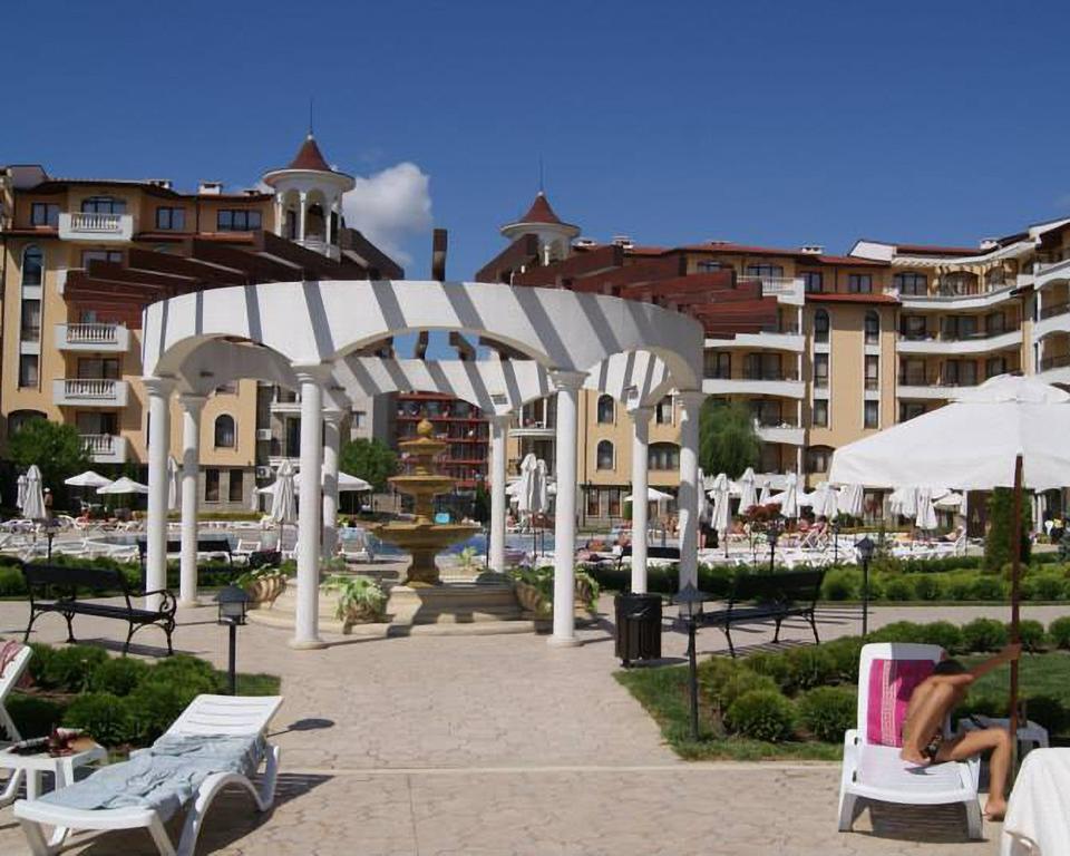 Royal Sun Aparthotel Pantai Sunny Bagian luar foto