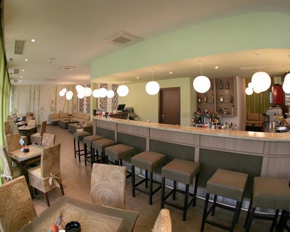 Royal Sun Aparthotel Pantai Sunny Bagian luar foto