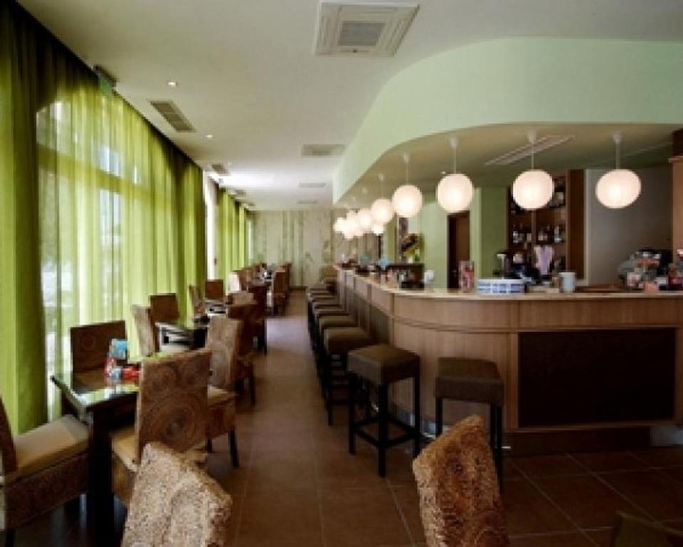 Royal Sun Aparthotel Pantai Sunny Bagian luar foto