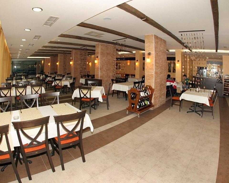 Royal Sun Aparthotel Pantai Sunny Bagian luar foto