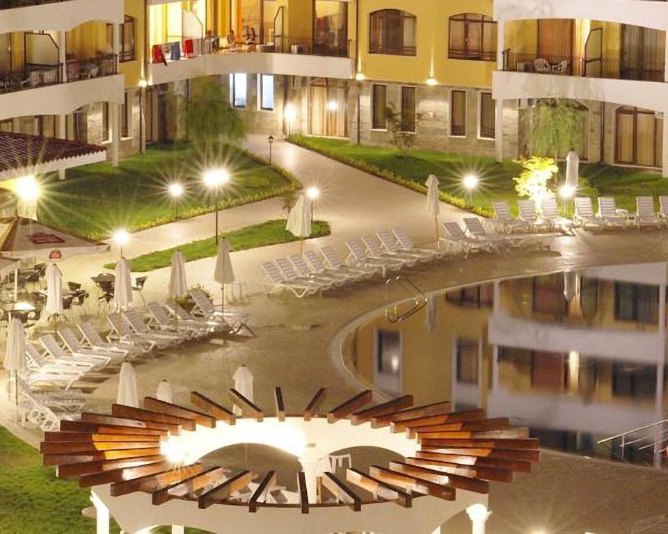 Royal Sun Aparthotel Pantai Sunny Bagian luar foto