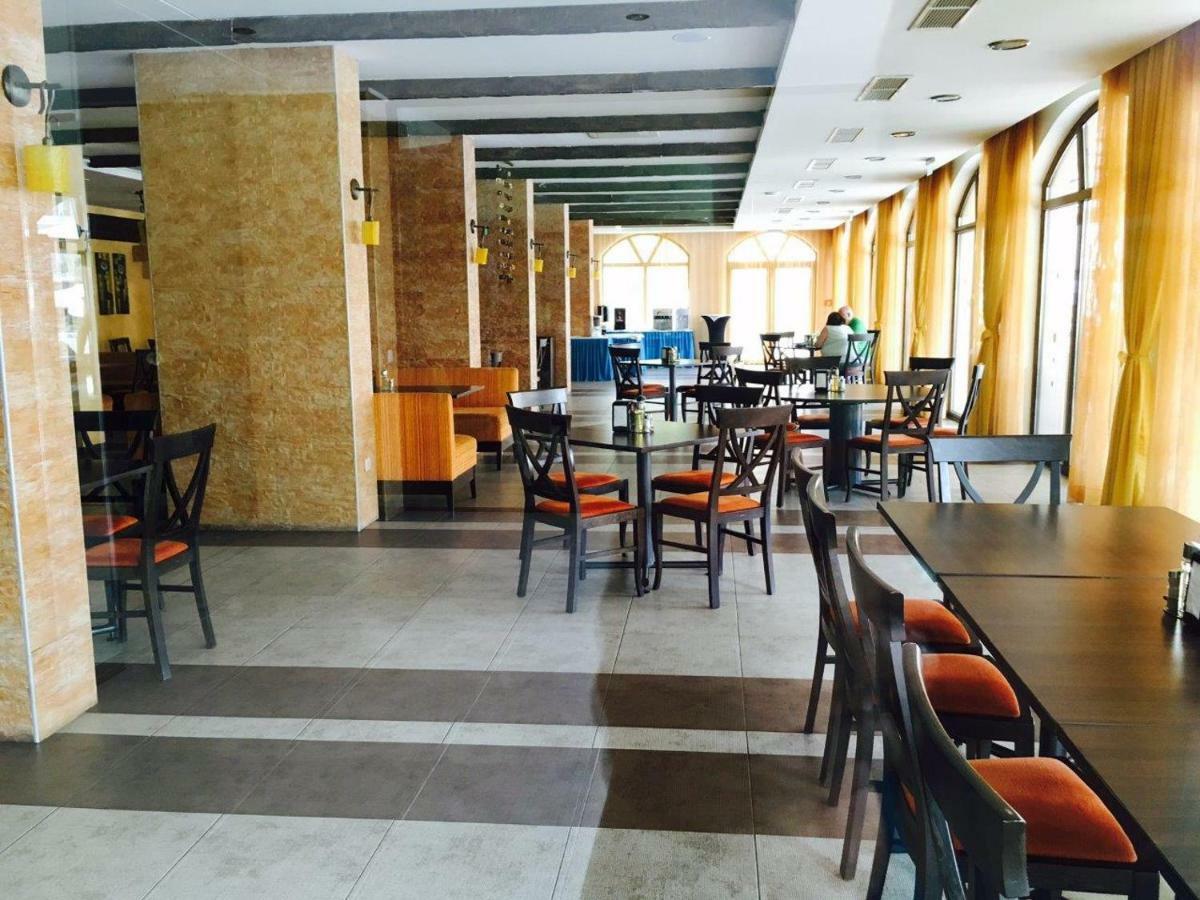 Royal Sun Aparthotel Pantai Sunny Bagian luar foto
