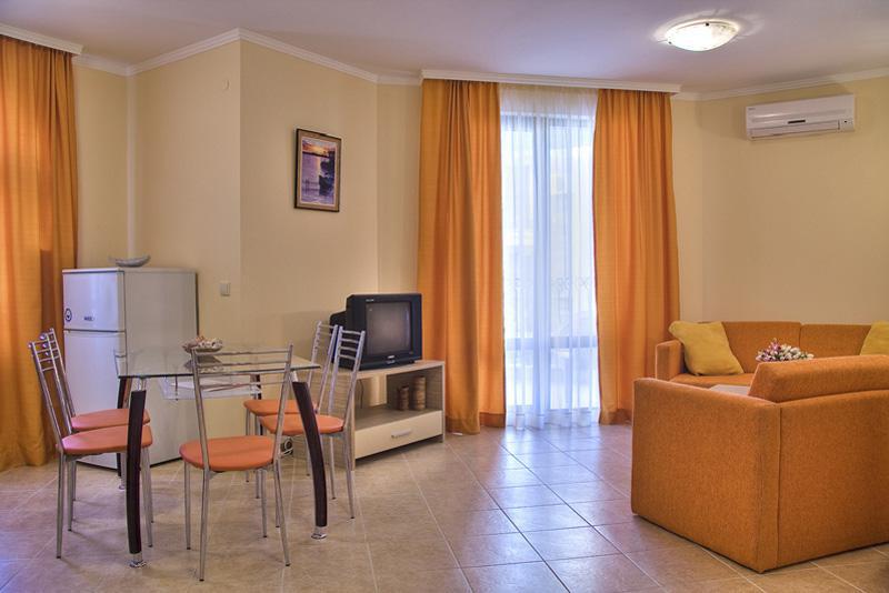 Royal Sun Aparthotel Pantai Sunny Bagian luar foto